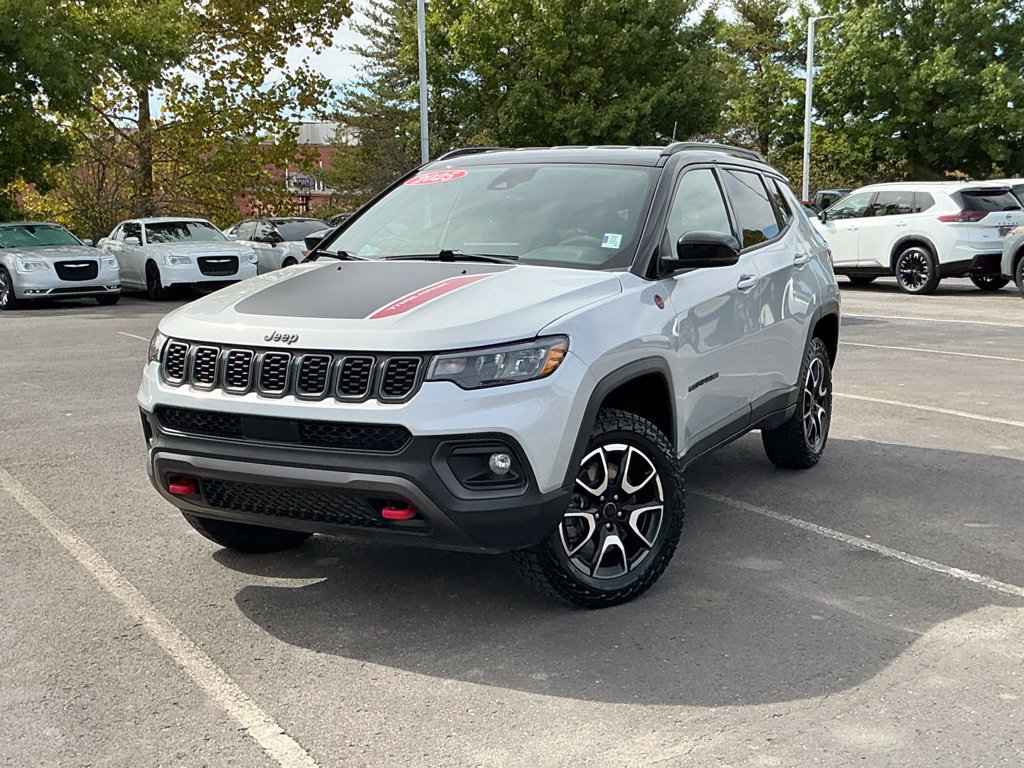 Used 2025 Jeep Compass Trailhawk AWD/4WD image 2