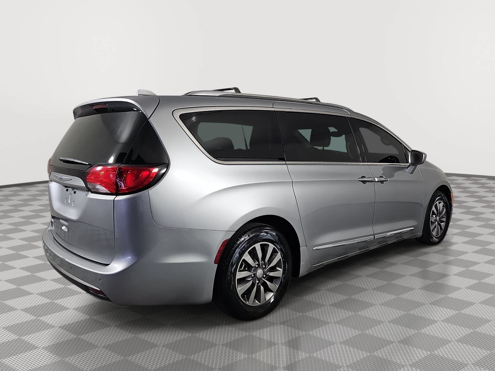 Used 2019 Chrysler Pacifica Touring-L Plus FWD image 8