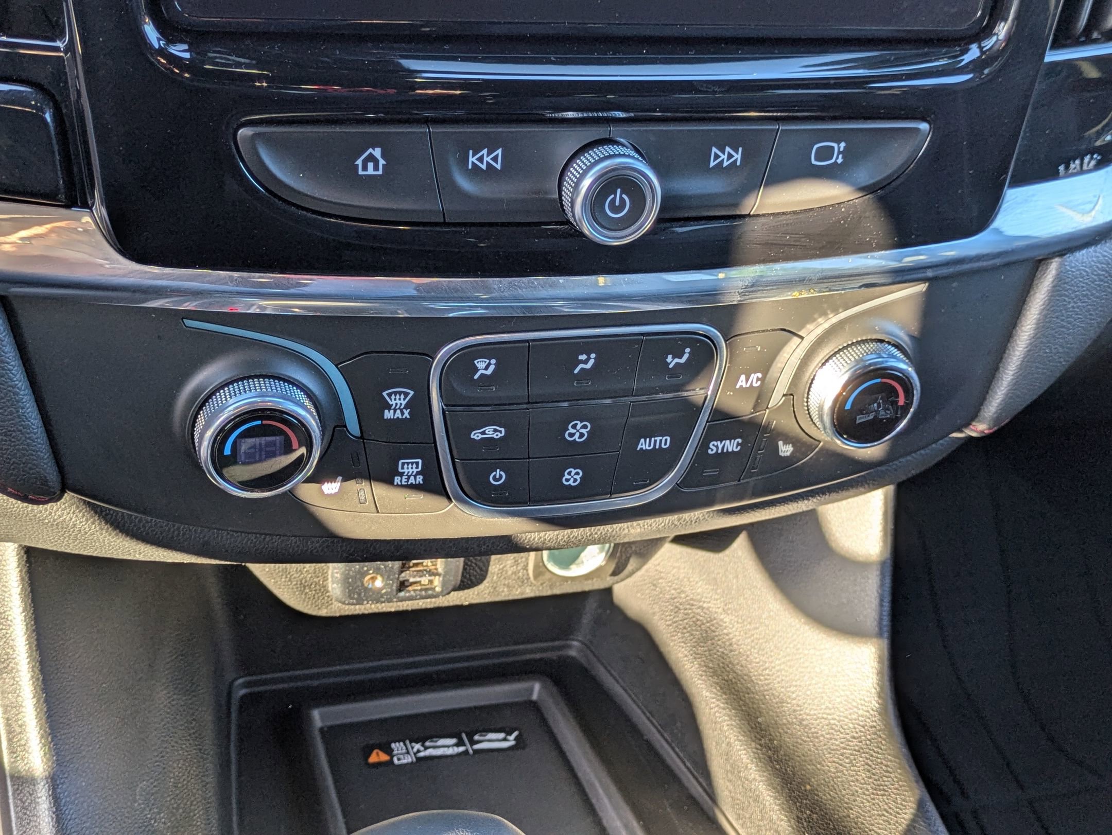 Used 2023 Chevrolet Traverse RS FWD image 25