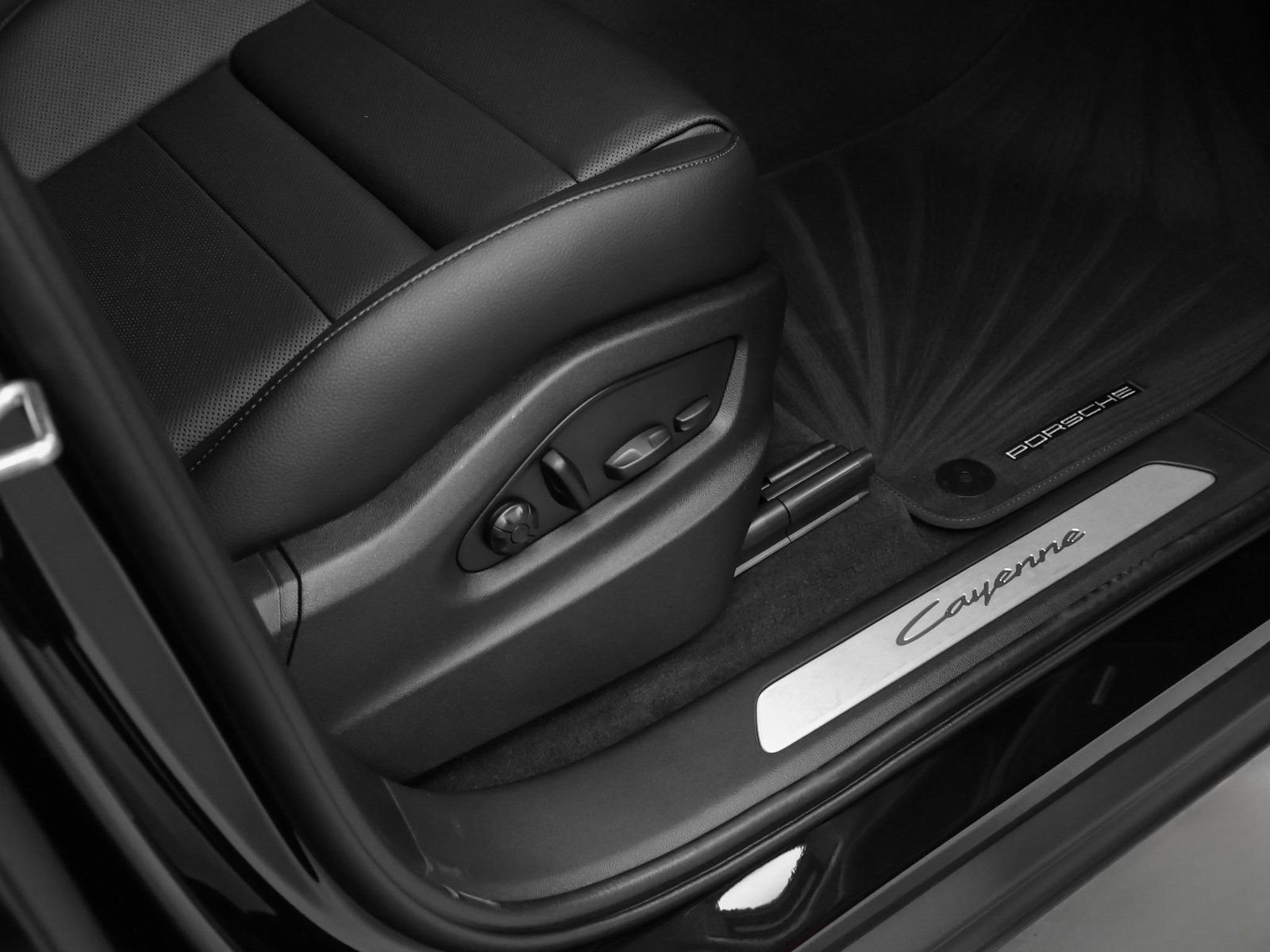 Certified 2025 Porsche Cayenne image 18