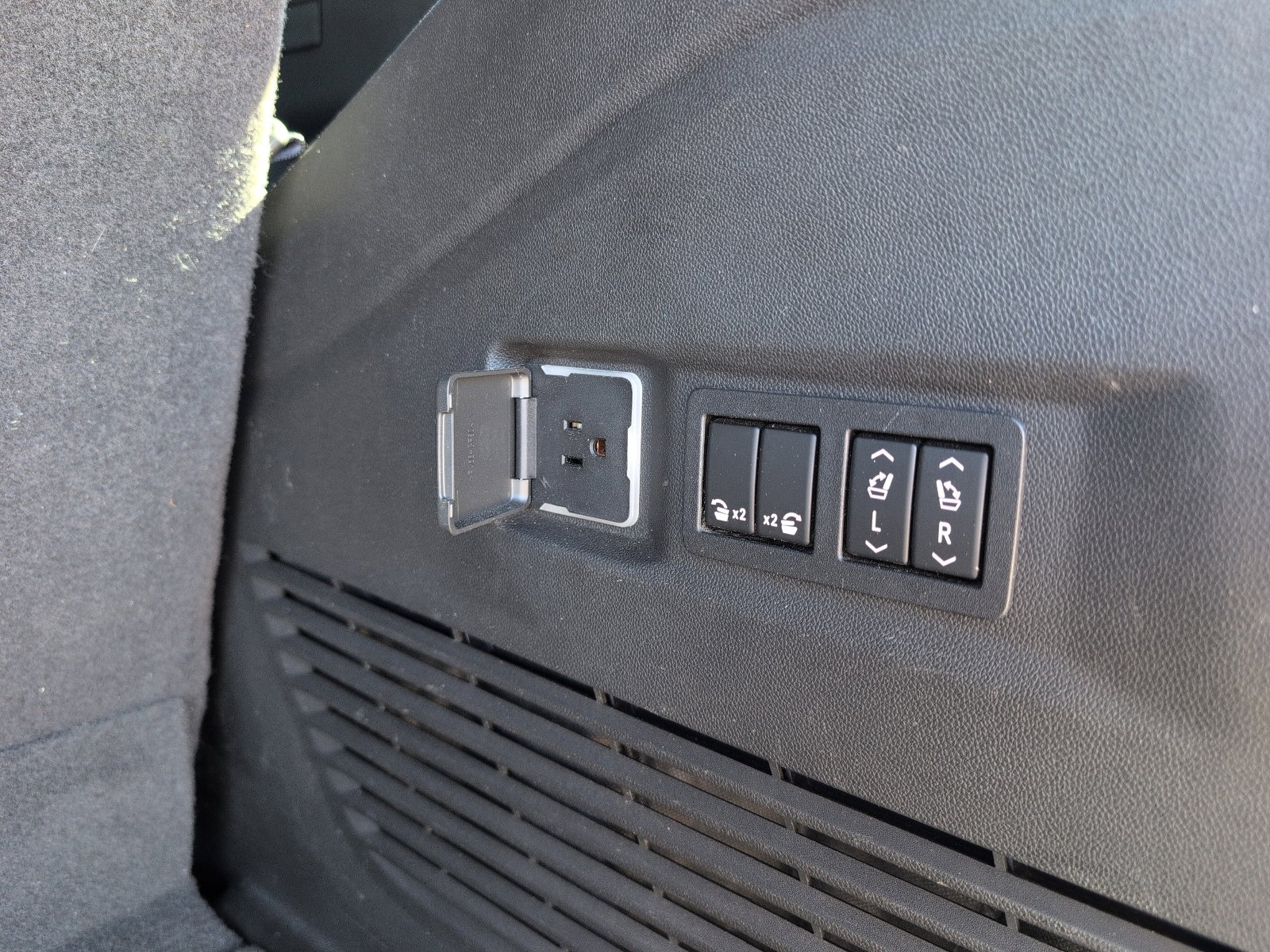 Used 2022 GMC Yukon AT4 image 6