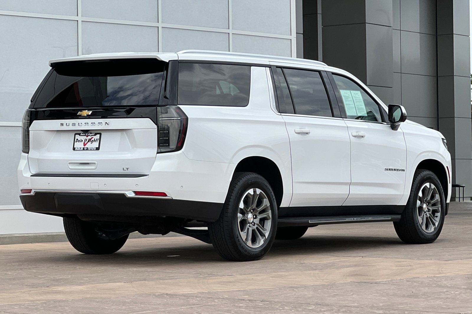 Used 2025 Chevrolet Suburban LT w/ Comfort Package image 4