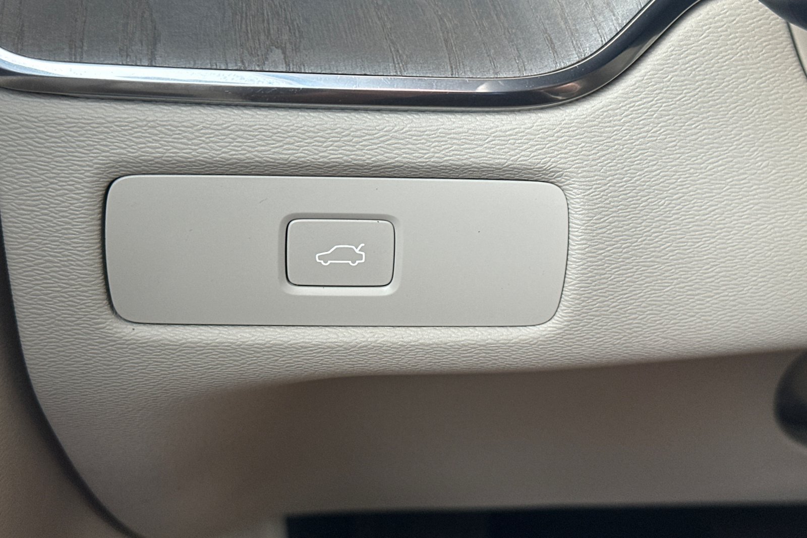Certified 2023 Volvo XC60 B5 Plus w/ Climate Package FWD image 33