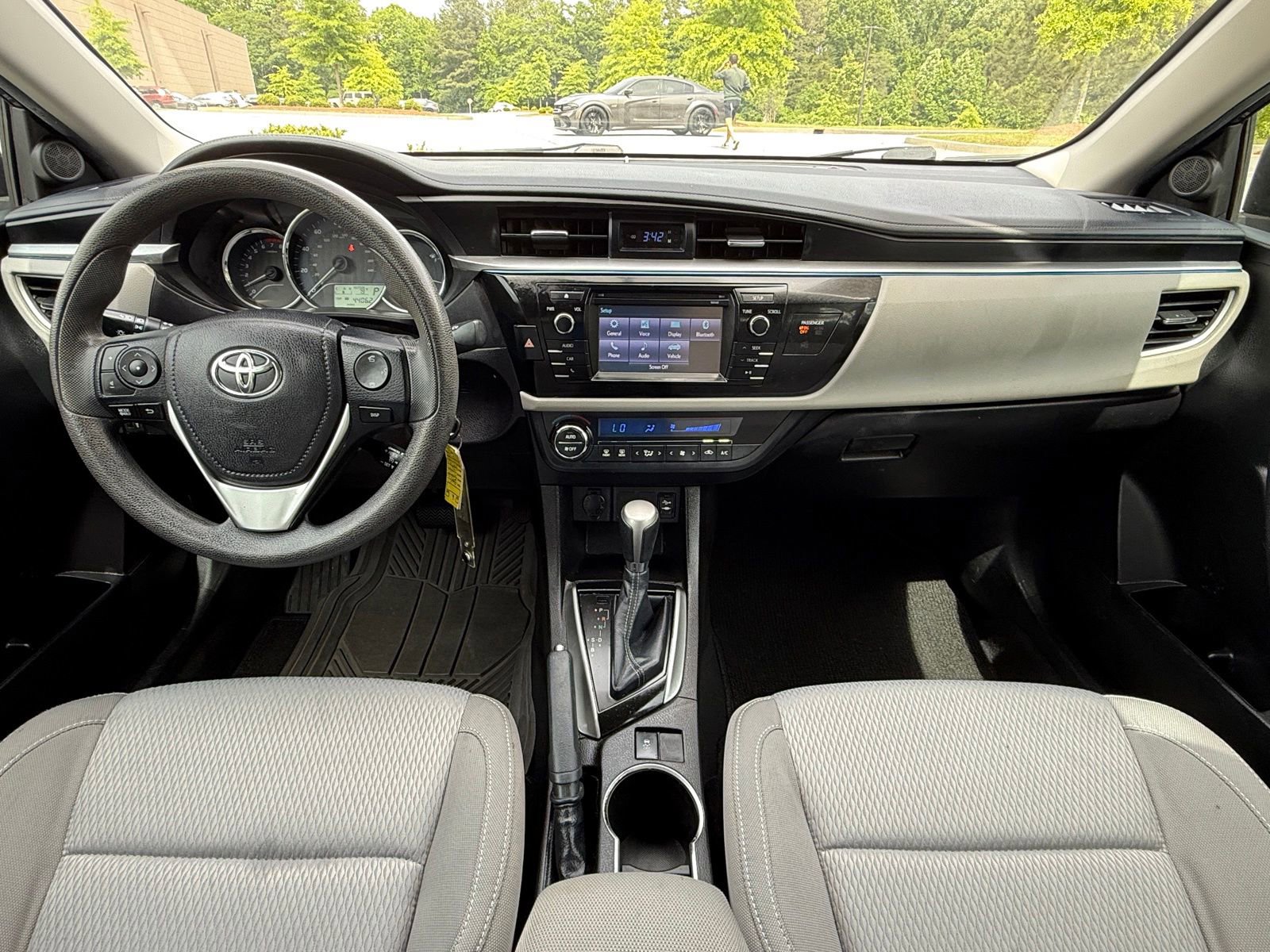 Used 2015 Toyota Corolla LE FWD image 19