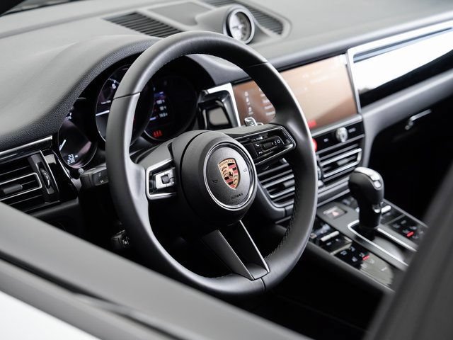 Certified 2025 Porsche Macan AWD/4WD image 9