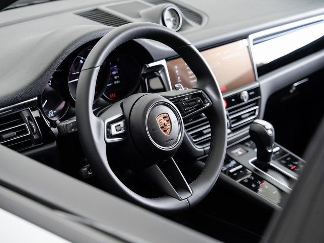 Certified 2025 Porsche Macan image 9