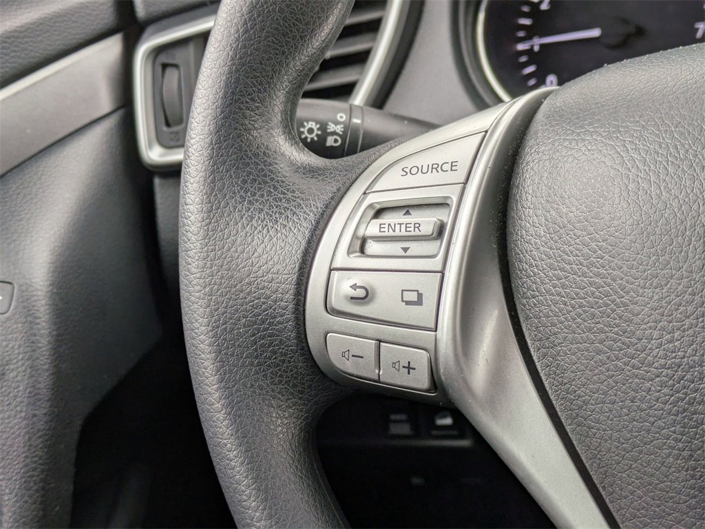 Used 2015 Nissan Rogue S image 17