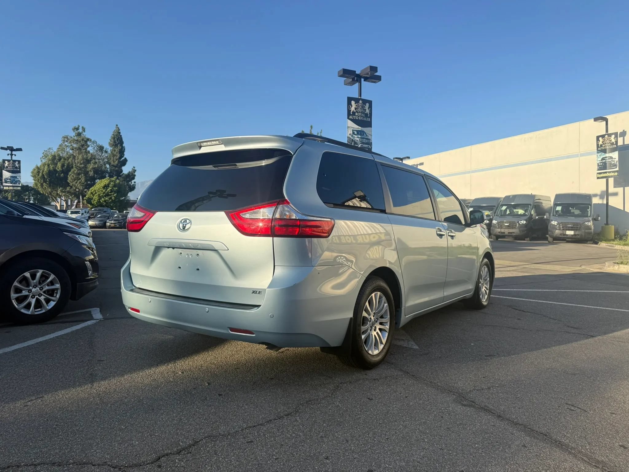 Used 2017 Toyota Sienna XLE w/ XLE Navigation Package FWD image 5