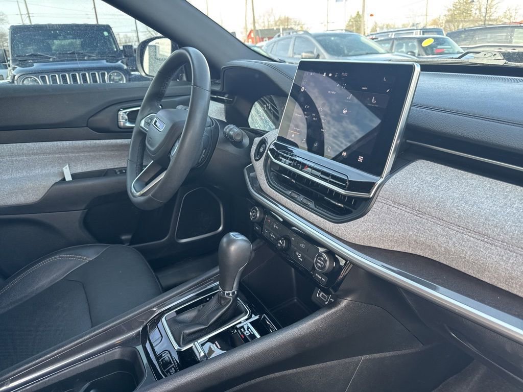 Used 2023 Jeep Compass Latitude AWD/4WD image 43