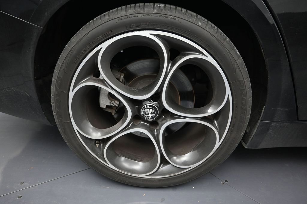 Used 2023 Alfa Romeo Giulia Ti RWD image 9