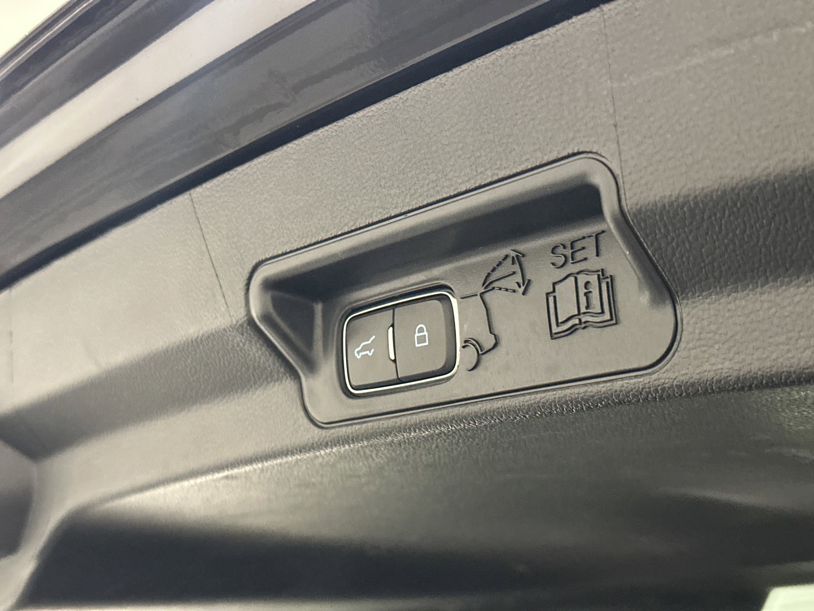 Used 2022 Ford Explorer XLT w/ Equipment Group 202A image 9