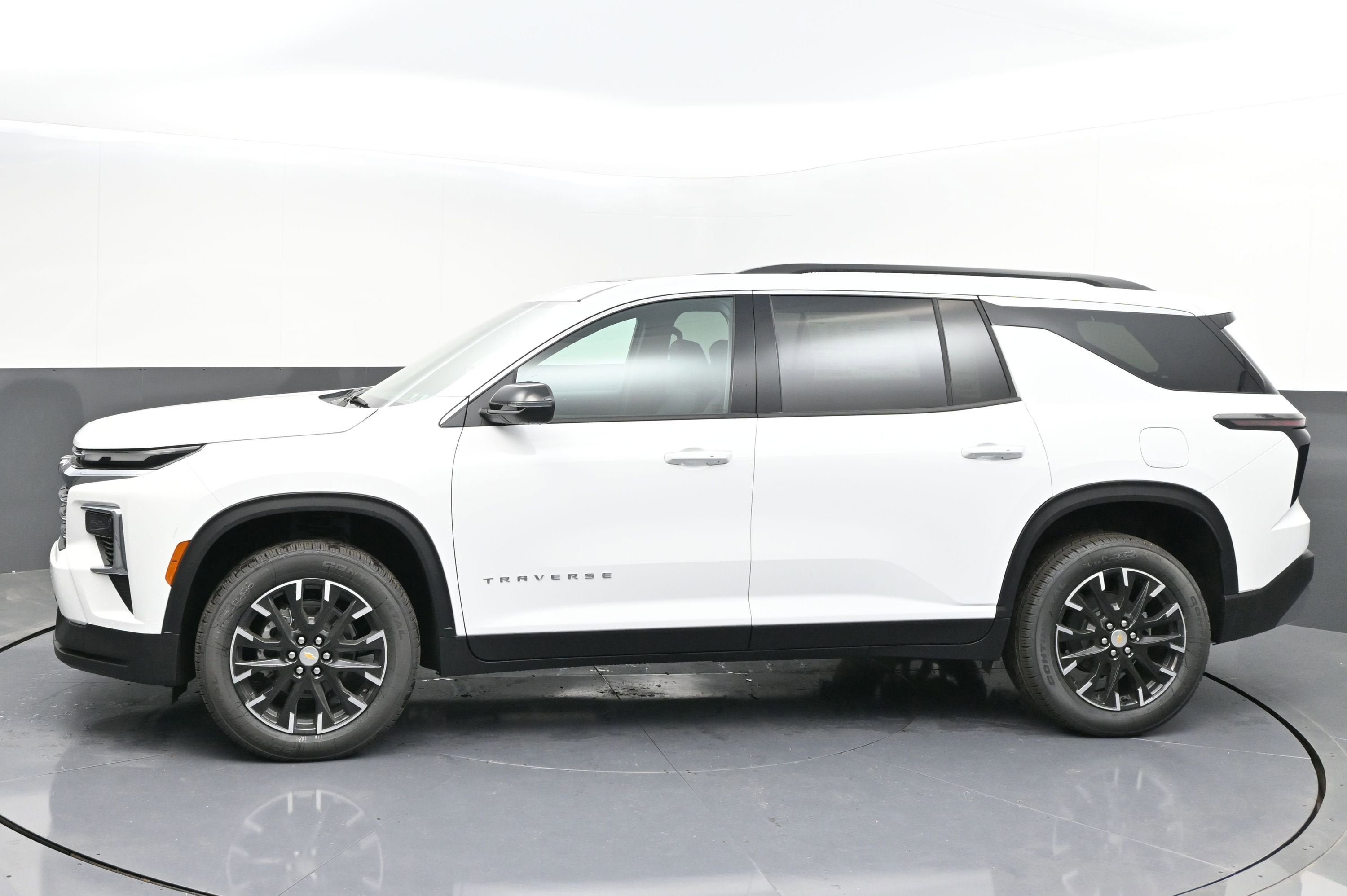 New 2026 Chevrolet Traverse LT w/ Sun and Wheel Package FWD image 4