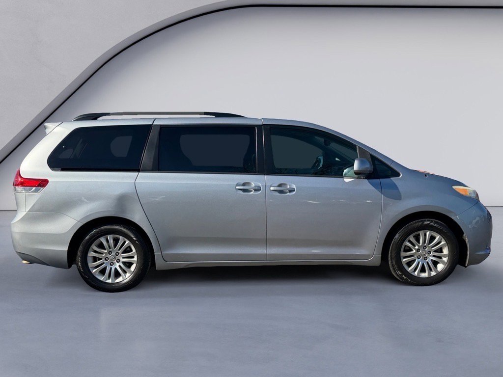 Used 2013 Toyota Sienna XLE image 5