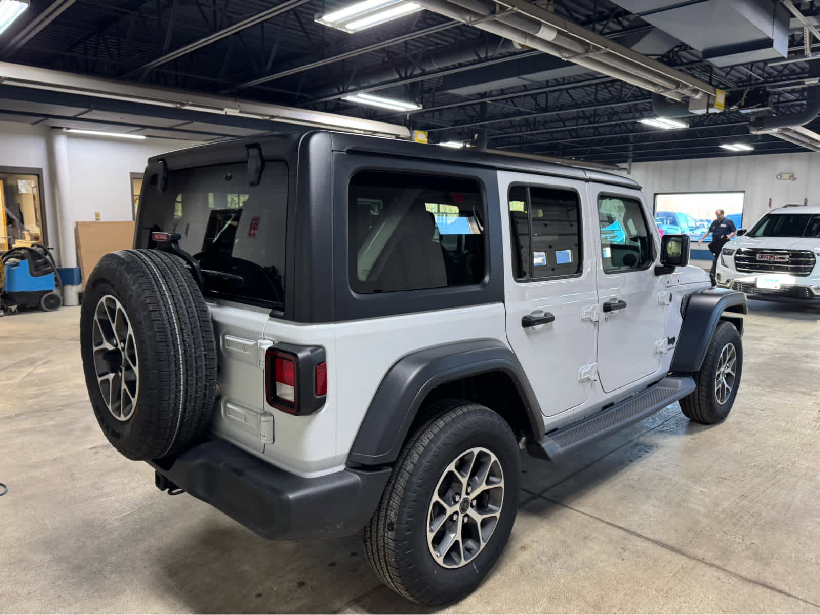 Used 2024 Jeep Wrangler Sport S image 4
