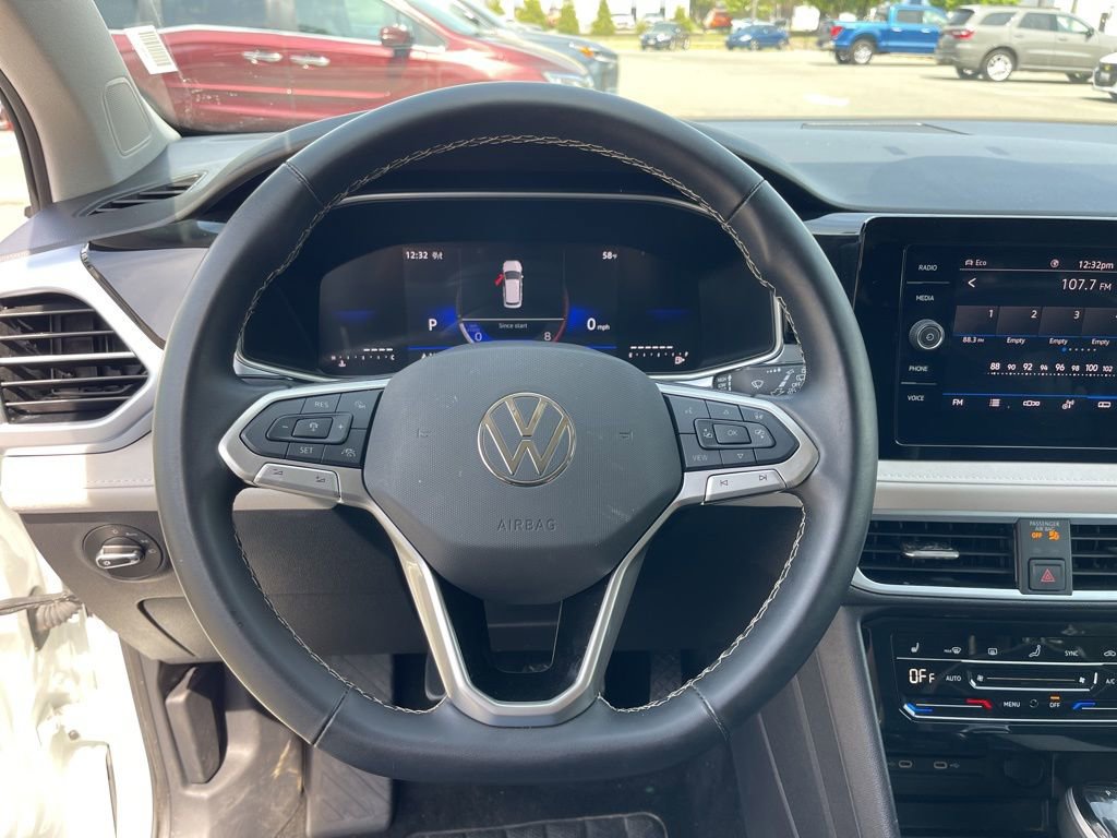 Used 2025 Volkswagen Taos SE AWD/4WD image 14