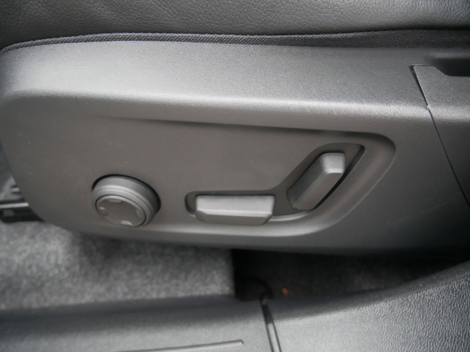 Used 2025 Volvo XC40 B5 Plus image 16