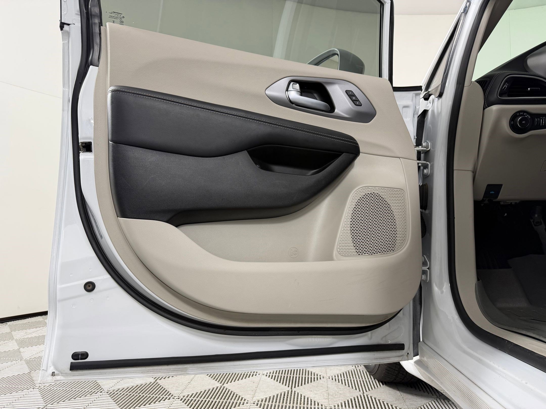 Used 2022 Chrysler Pacifica Touring-L image 23