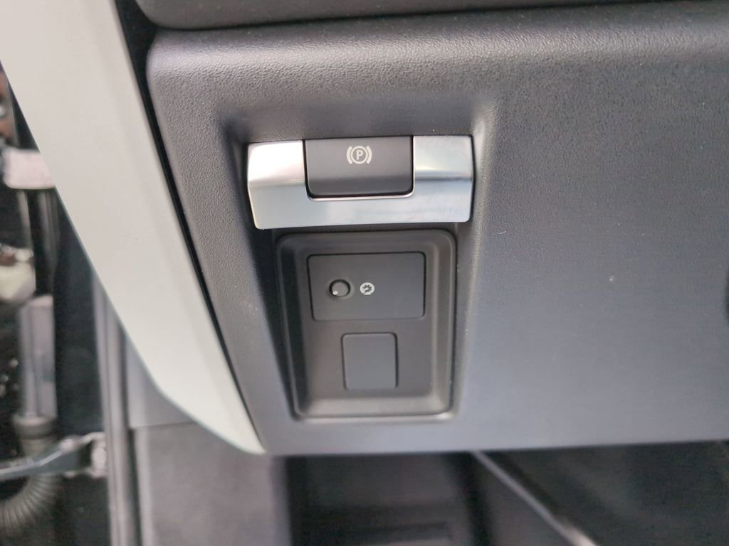 Used 2023 Land Rover Defender 90 S image 39