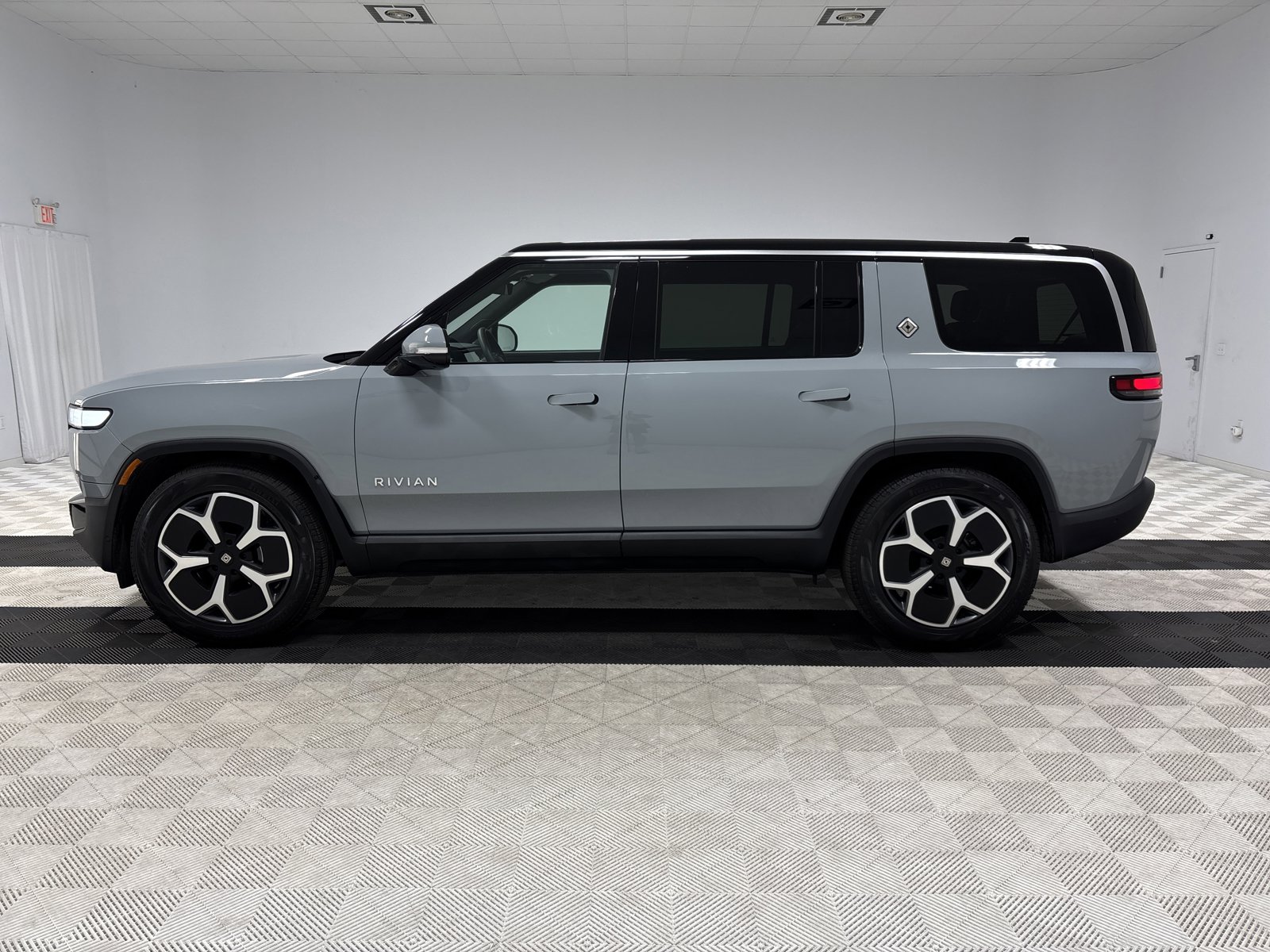 Used 2024 Rivian R1S Adventure AWD/4WD image 2
