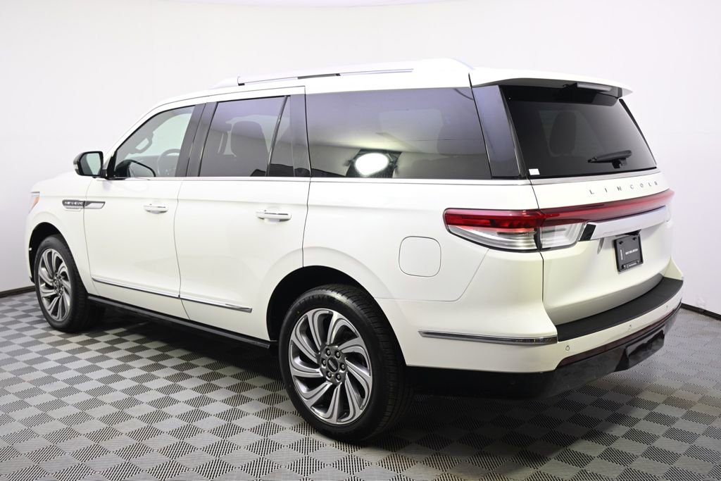 Used 2023 Lincoln Navigator Reserve image 3