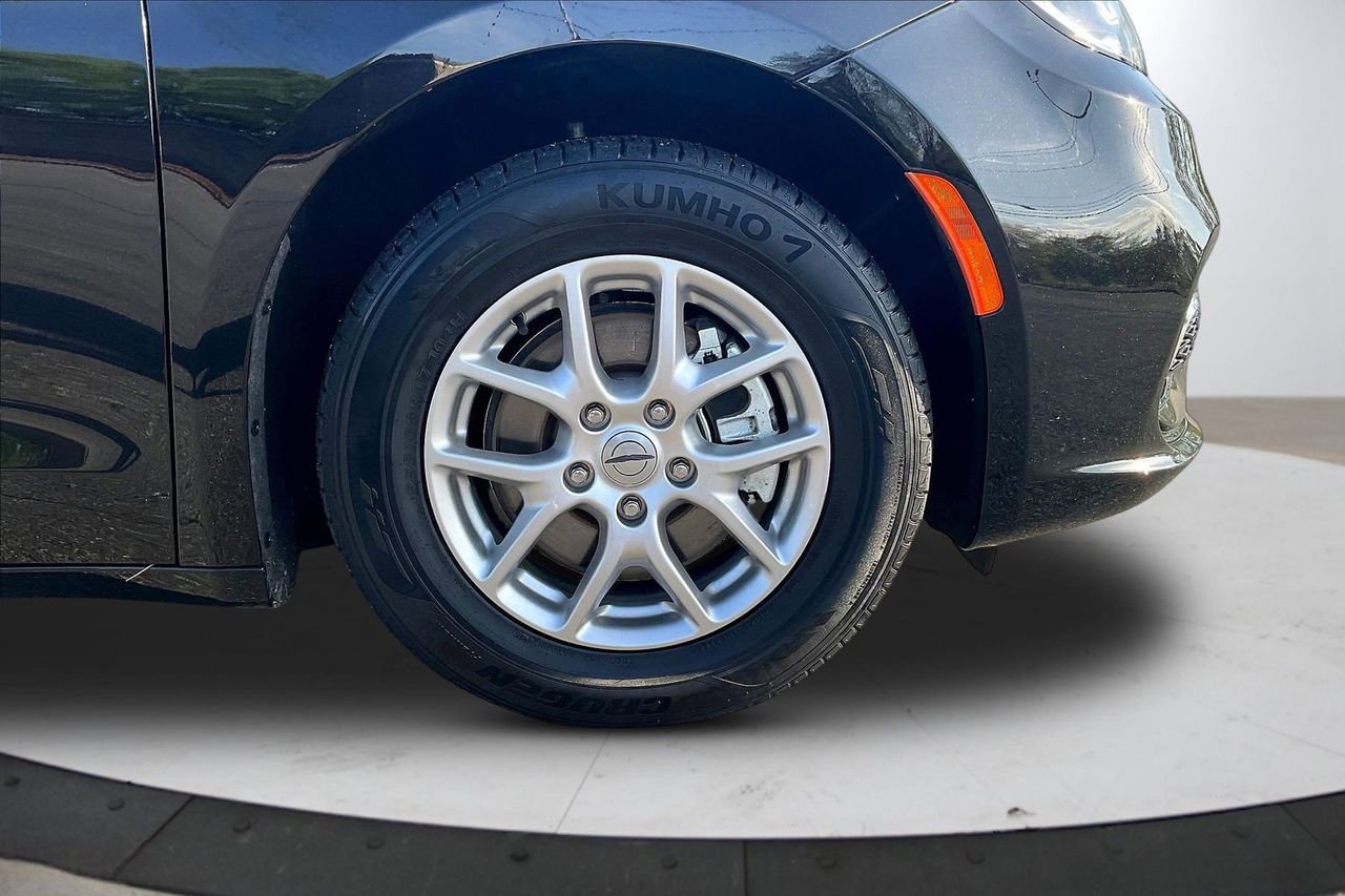Used 2025 Chrysler Pacifica Select image 35