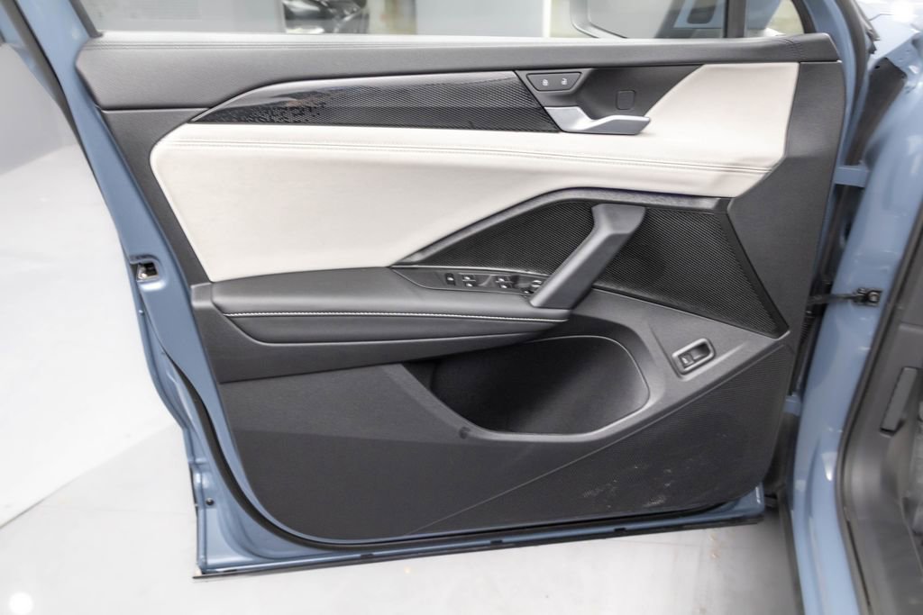 Used 2025 Volkswagen Tiguan SE image 21