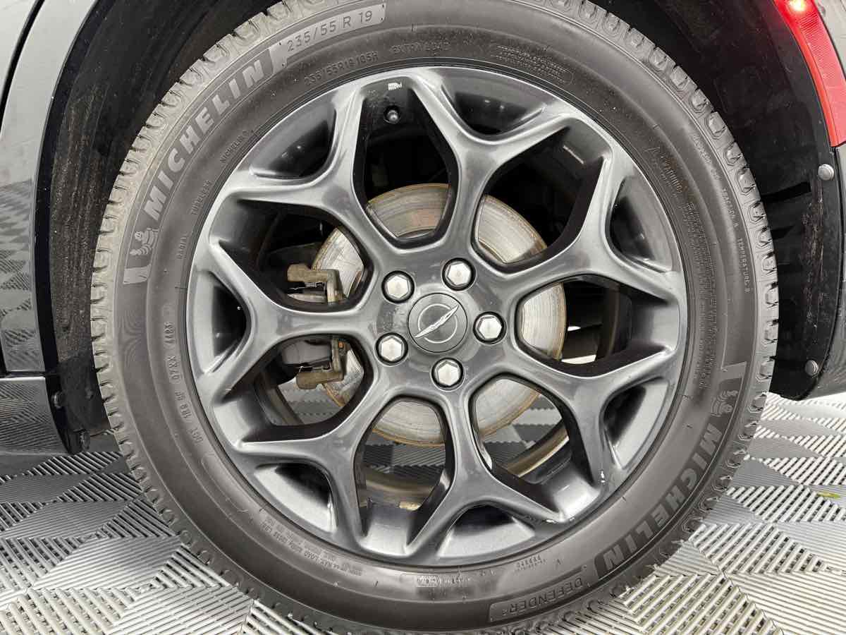 Used 2019 Chrysler 300 Touring w/ Sport Appearance Package image 25