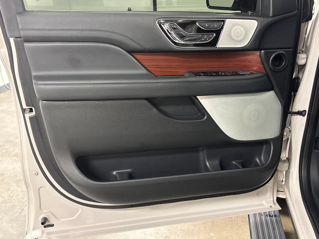 Used 2022 Lincoln Navigator Reserve AWD/4WD image 25
