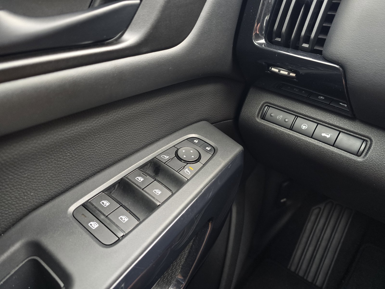 Used 2025 Nissan Pathfinder SV image 22