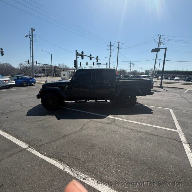 Used 2022 Jeep Gladiator Sport image 11