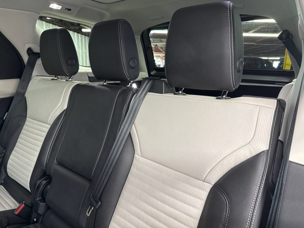Used 2025 Land Rover Discovery Dynamic SE AWD/4WD image 13