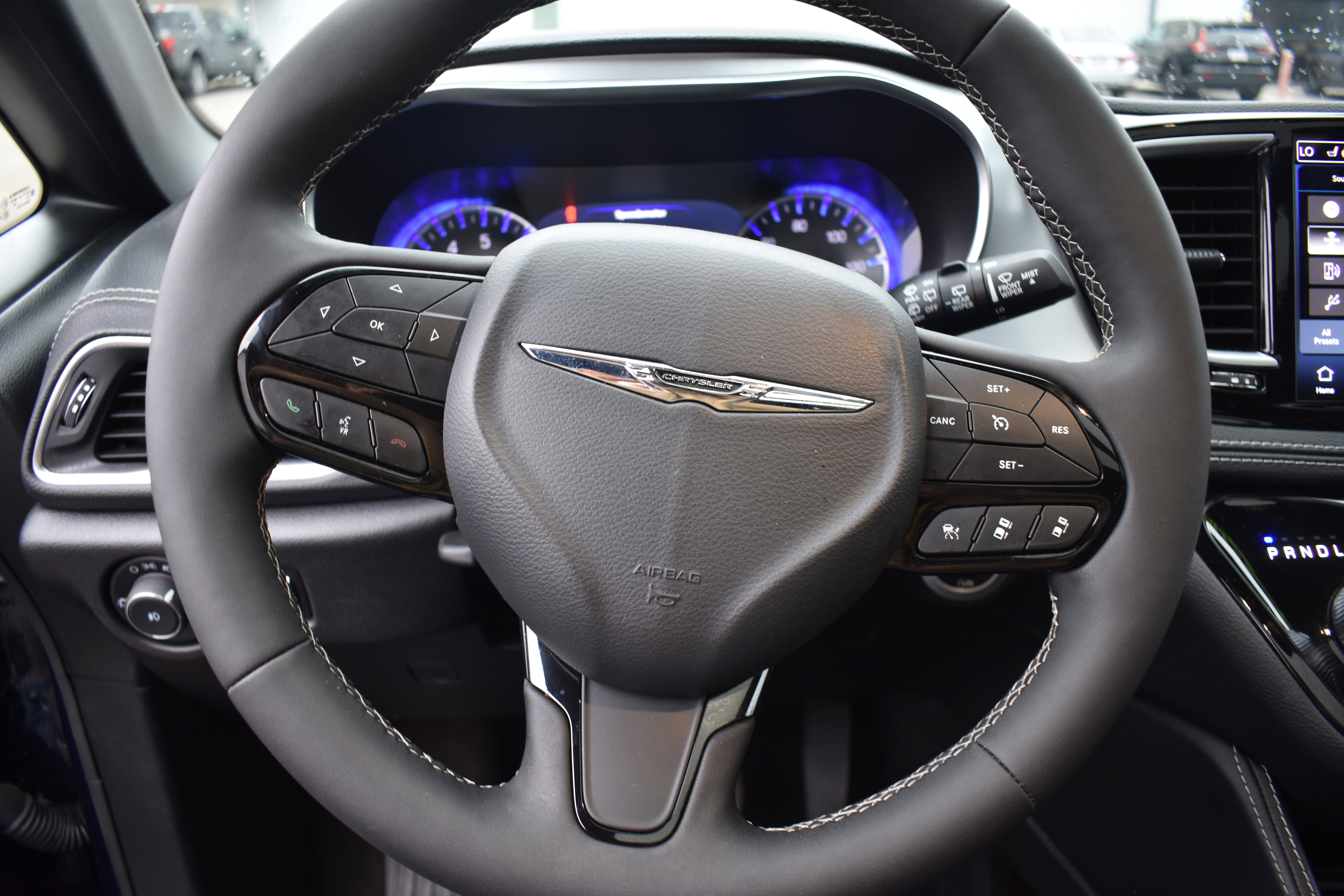 Used 2025 Chrysler Pacifica Limited image 13