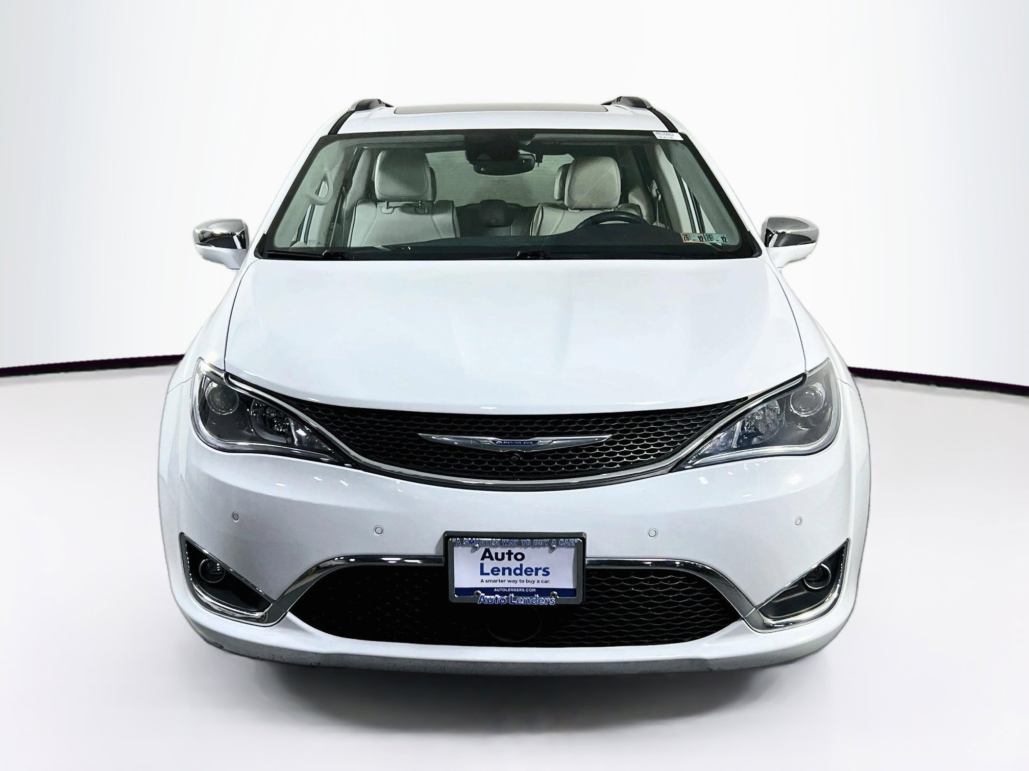 Used 2017 Chrysler Pacifica Limited w/ UConnect Theater Package FWD image 2