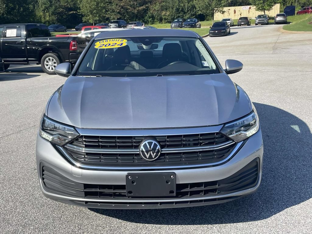 Used 2024 Volkswagen Jetta SE FWD image 2