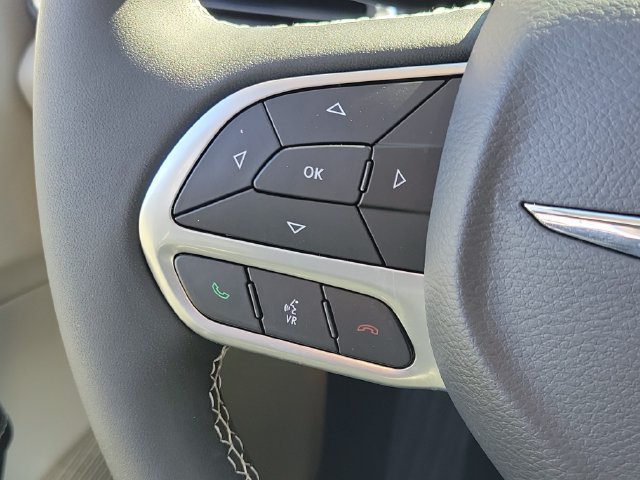 Used 2024 Chrysler Pacifica Limited w/ Uconnect Theater Family Group FWD image 19