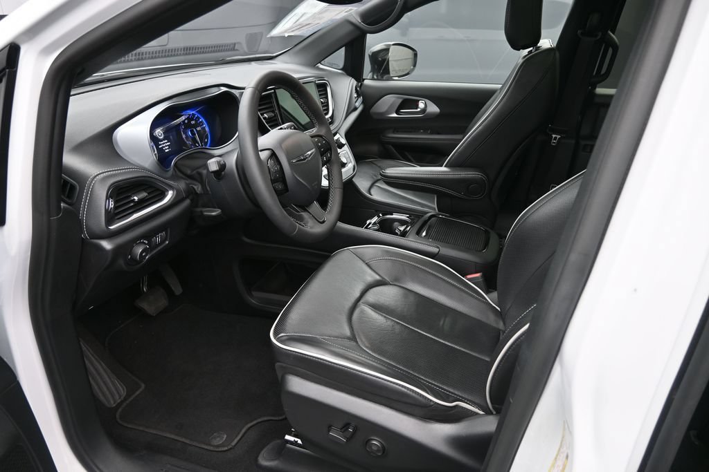 Used 2025 Chrysler Pacifica Limited FWD image 9