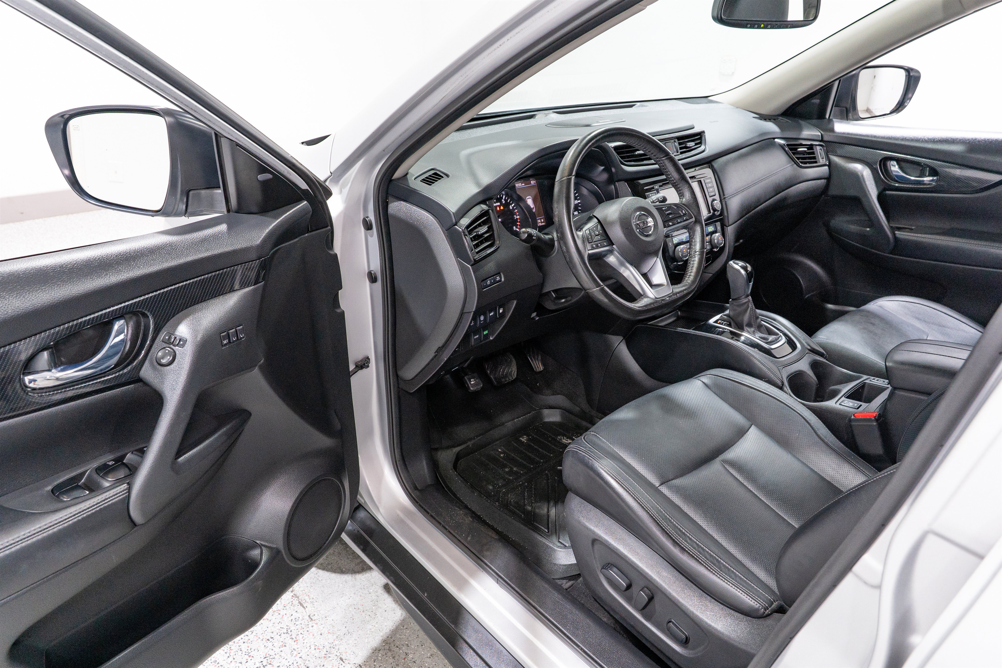 Used 2018 Nissan Rogue SL FWD image 12