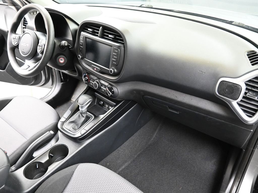 Used 2025 Kia Soul LX w/ LX Technology Package FWD image 13