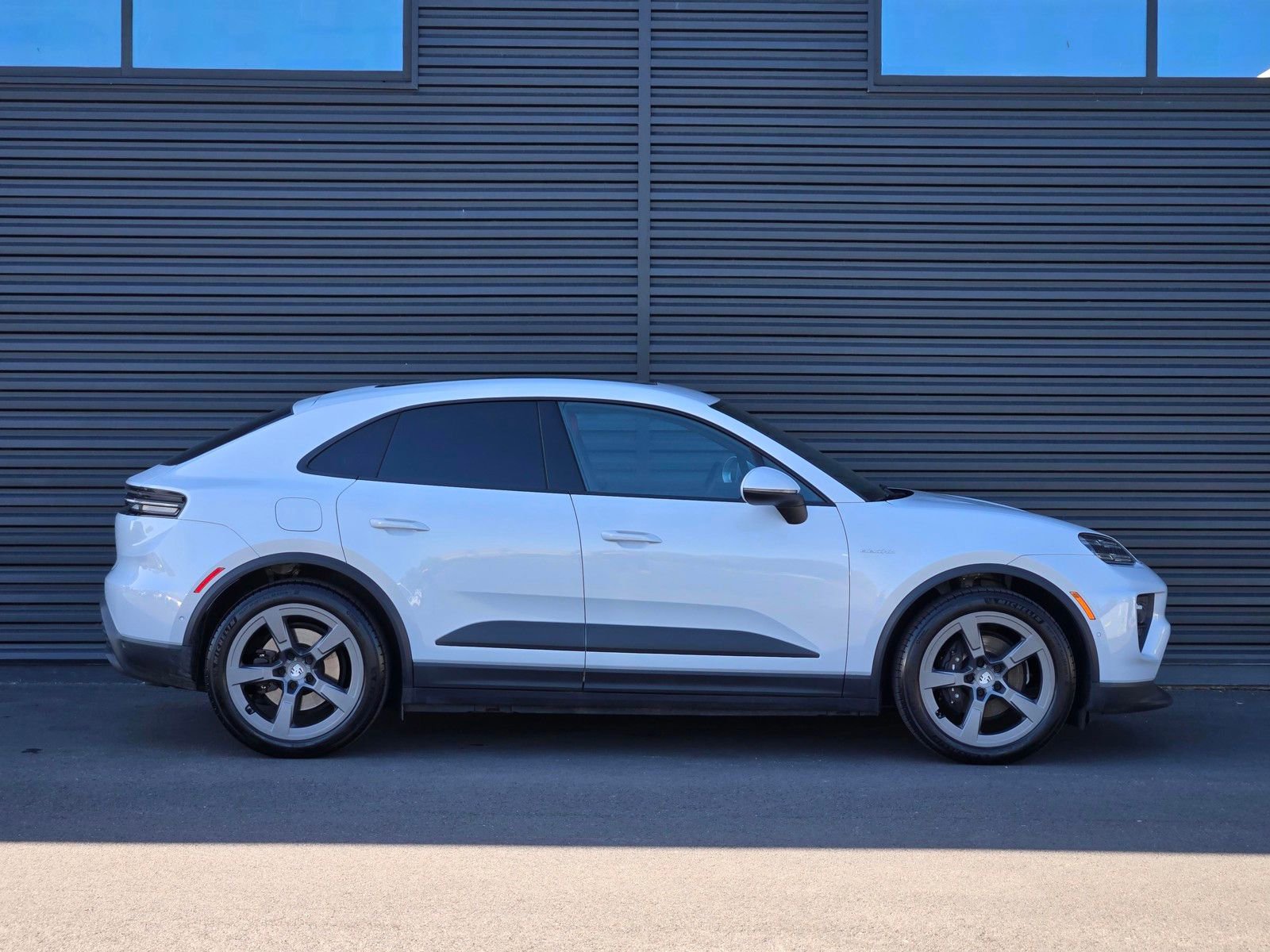 Certified 2025 Porsche Macan 4 Electric AWD/4WD image 8