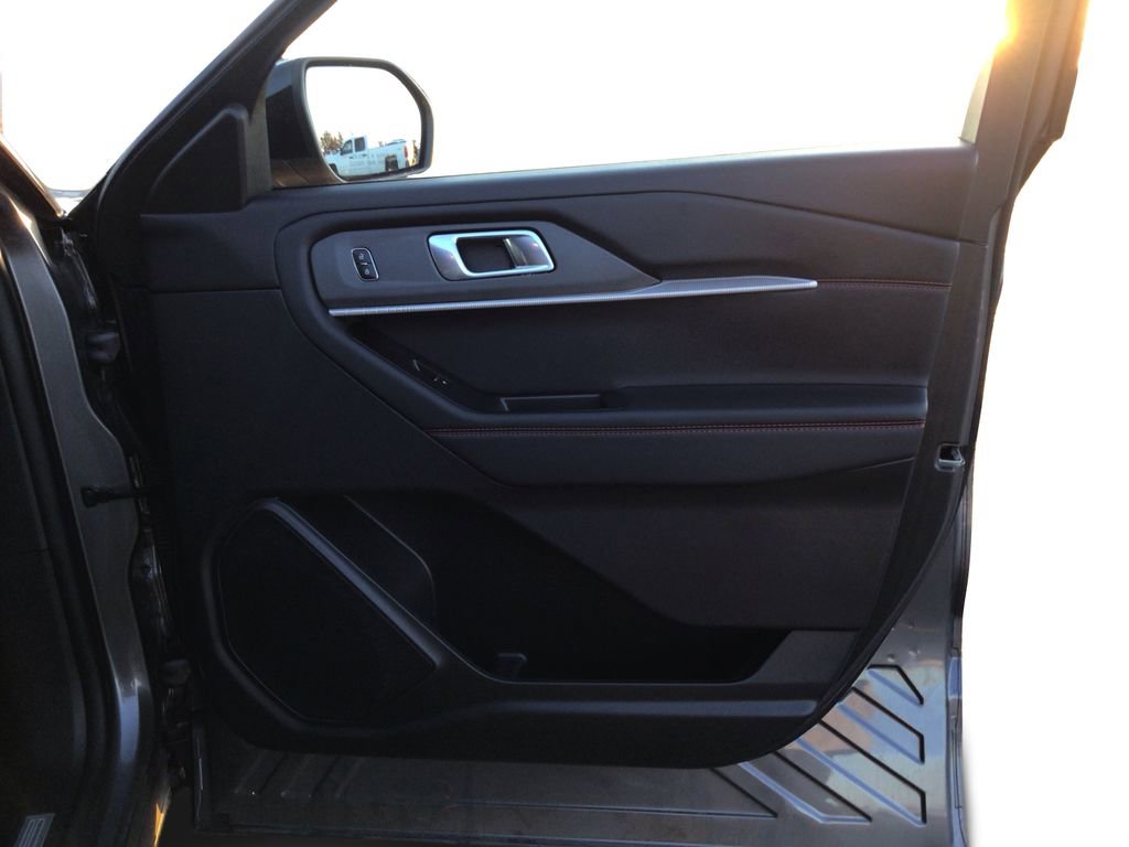 Used 2025 Ford Explorer ST-Line w/ ST-Line Street Pack image 21