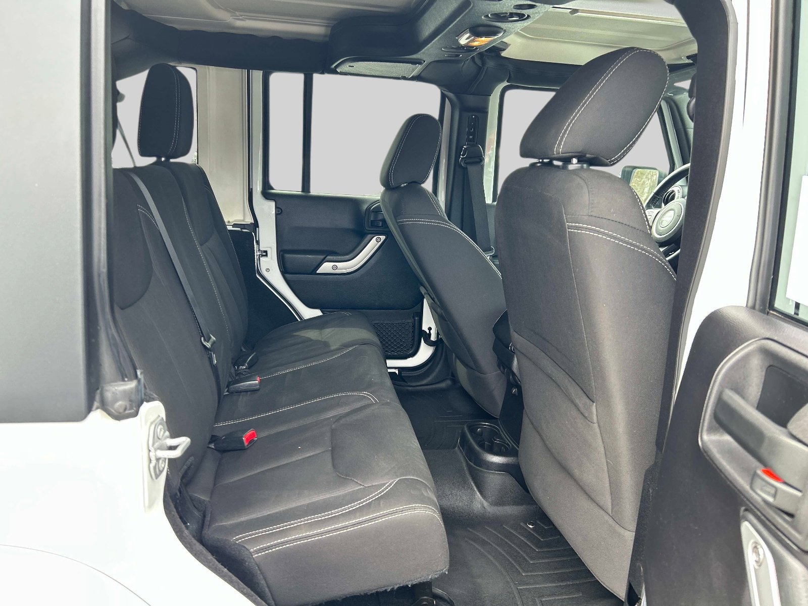 Used 2015 Jeep Wrangler Unlimited Sahara w/ Connectivity Group image 15