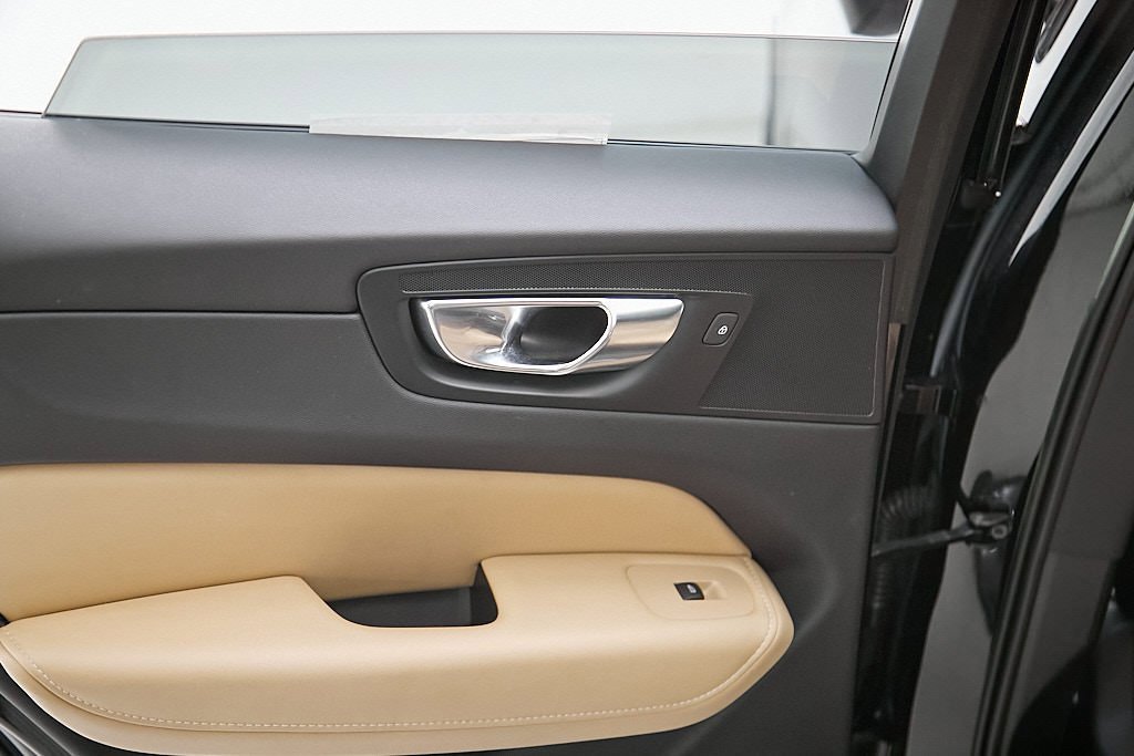 Certified 2023 Volvo XC60 B5 Ultimate w/ Protection Package Premier image 19