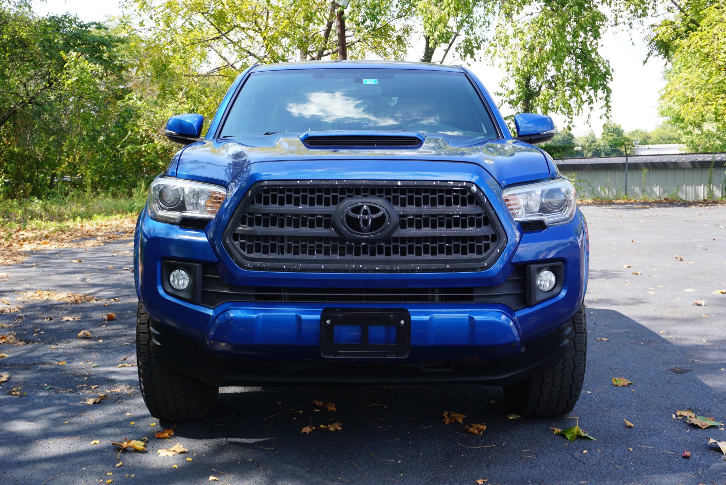 Used 2017 Toyota Tacoma TRD Sport w/ Tow Package (A/T) AWD/4WD image 2