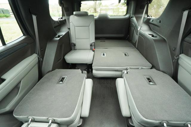 Used 2024 GMC Yukon SLT w/ SLT Premium Package image 31