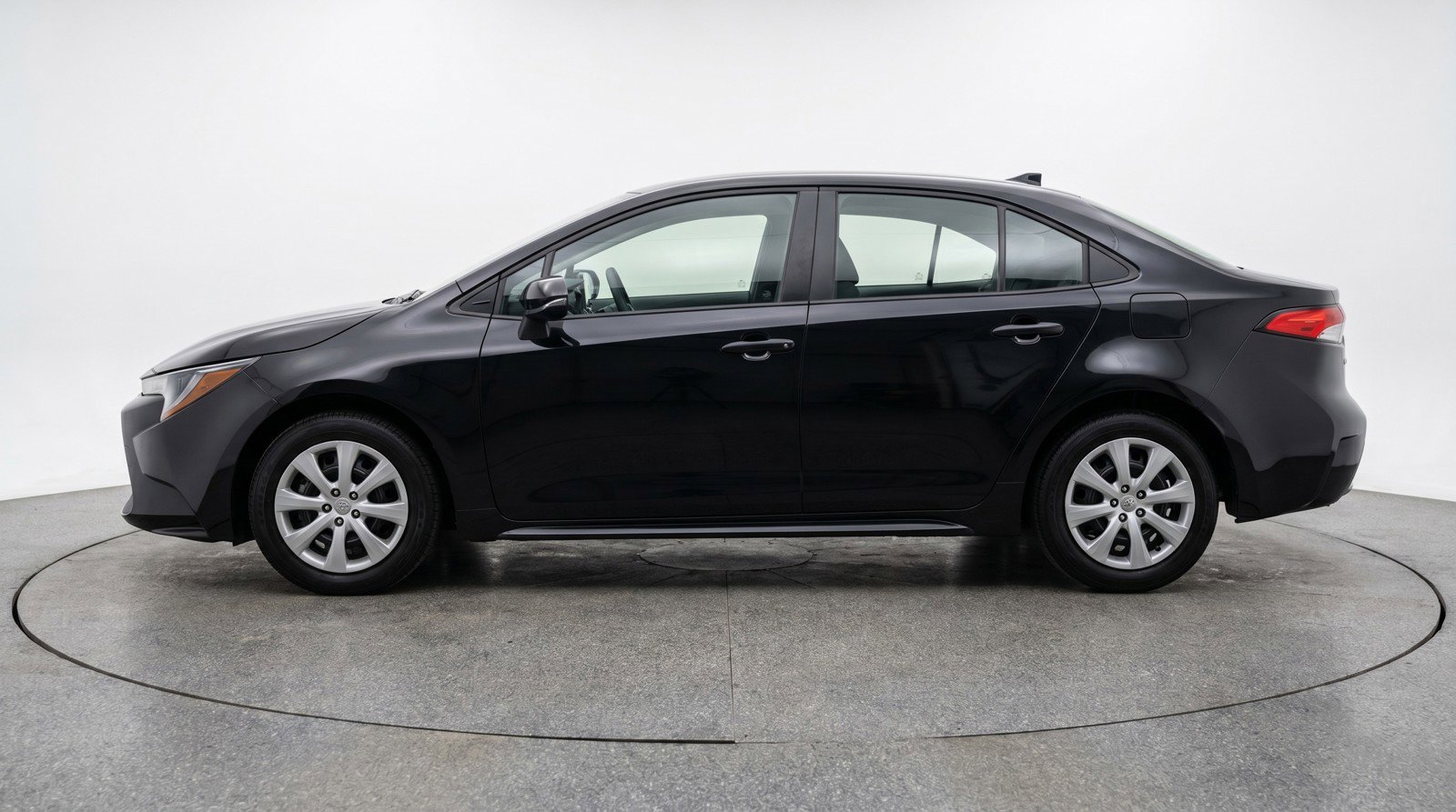 Used 2025 Toyota Corolla LE FWD image 5