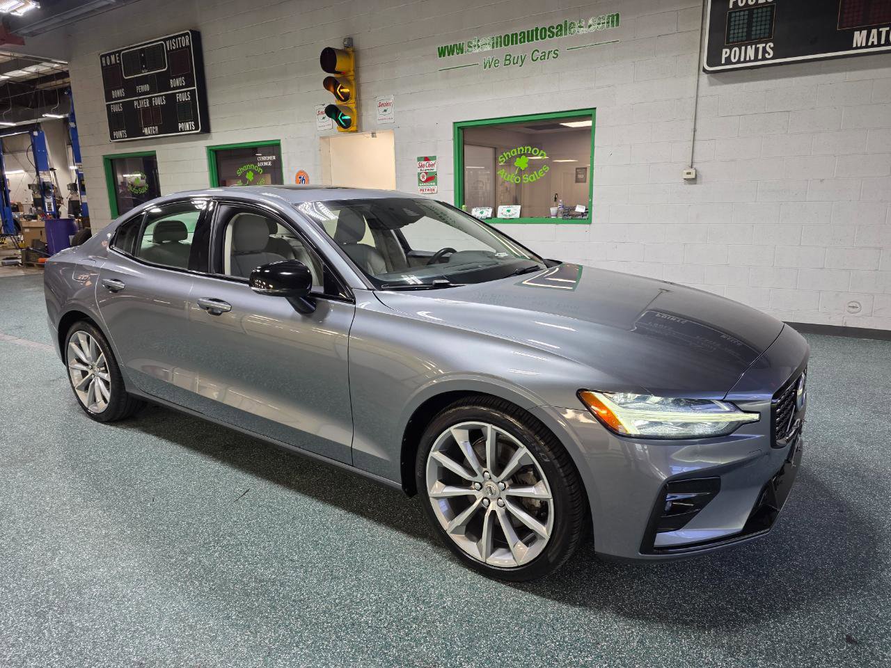 Used 2021 Volvo S60 T5 Momentum w/ Premium Package image 4