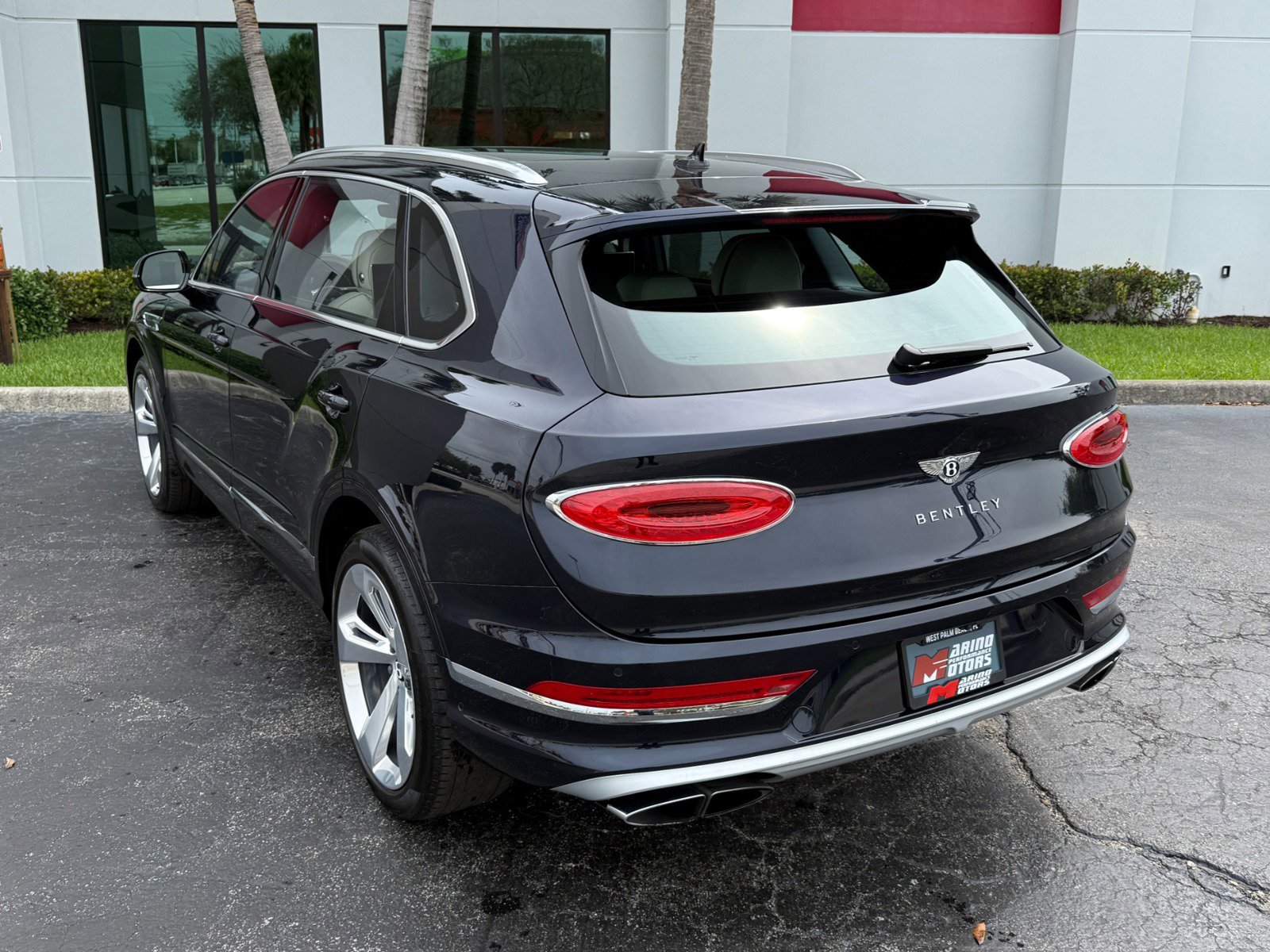 Used 2023 Bentley Bentayga Extended Wheelbase image 15