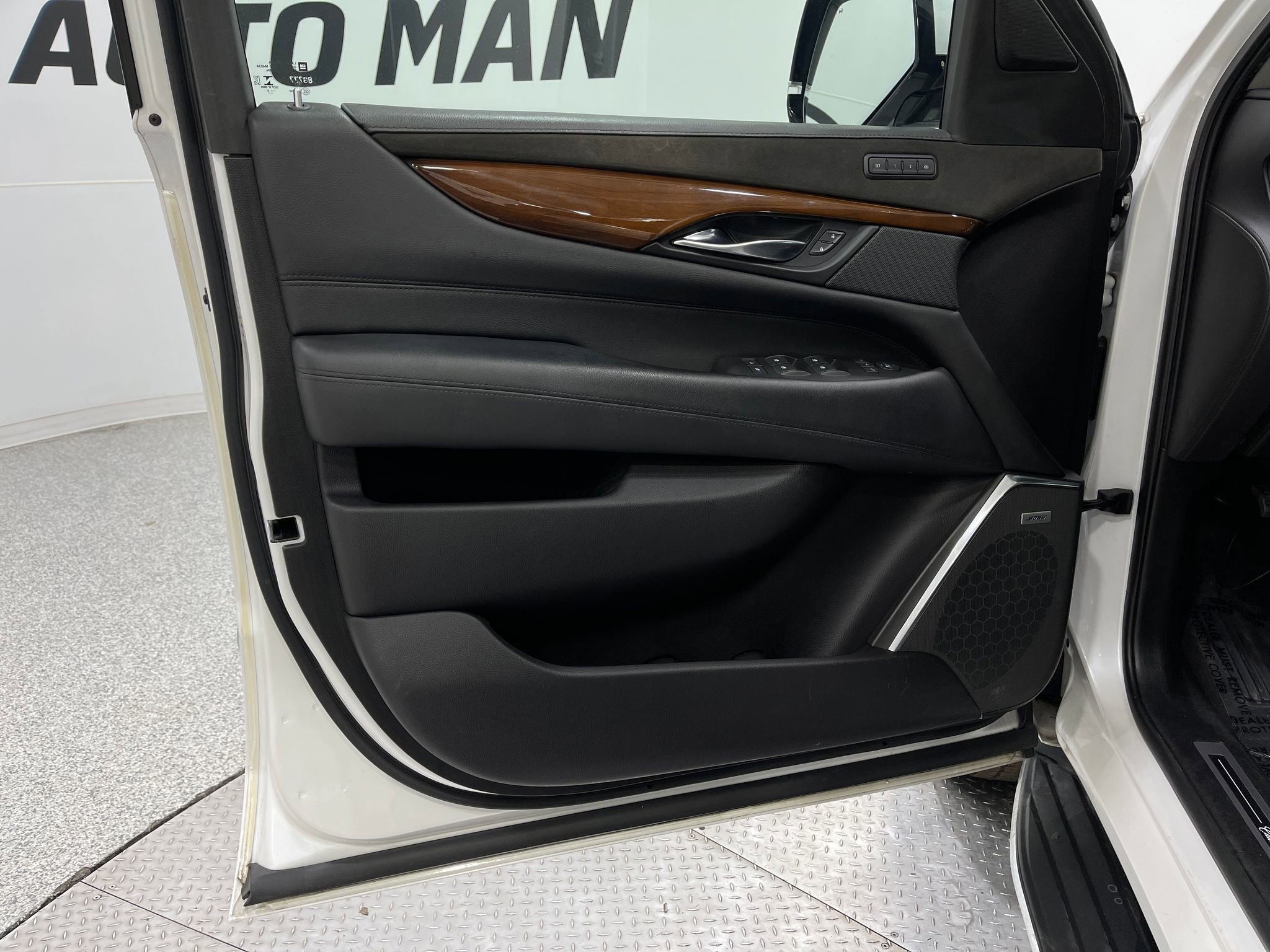 Used 2019 Cadillac Escalade Luxury image 14