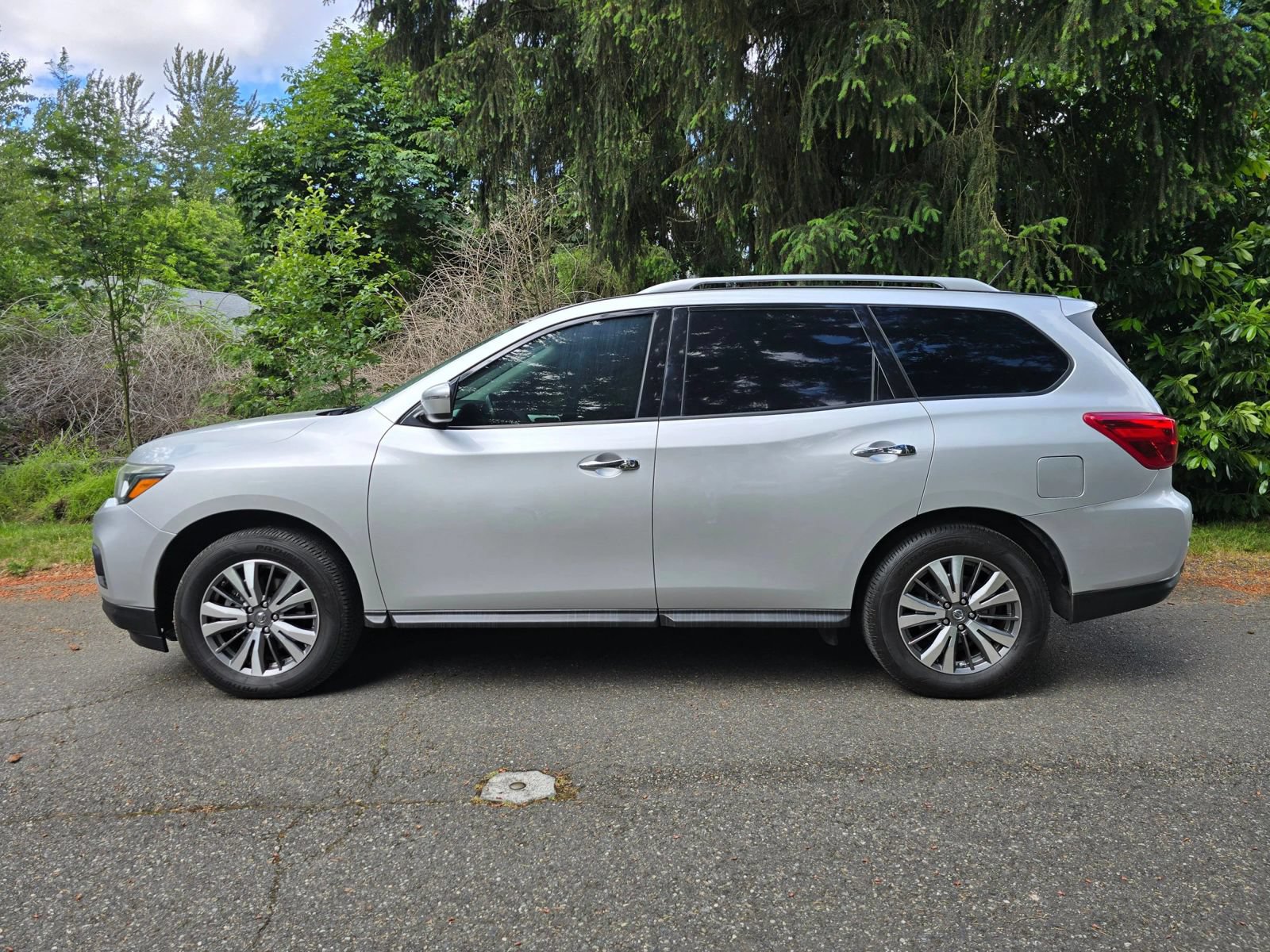 Used 2018 Nissan Pathfinder SV AWD/4WD image 2