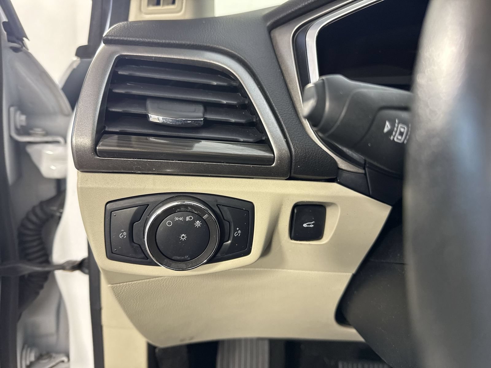 Used 2020 Ford Fusion SEL FWD image 14